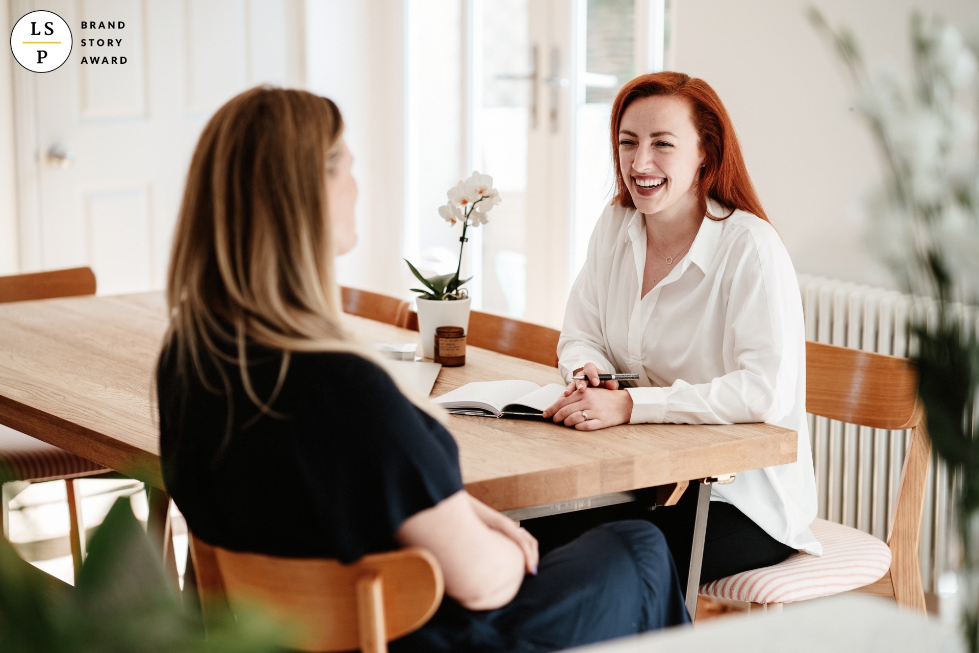 Reunião tranquila: Dra. Amy-Jo, Burnout Coach, orienta um cliente em estratégias para gerenciar o estresse no trabalho A Dra. Amy-Jo, Coach de Burnout, apoia um cliente em um ambiente tranquilo enquanto eles discutem estratégias para gerenciar o estresse ocupacional.