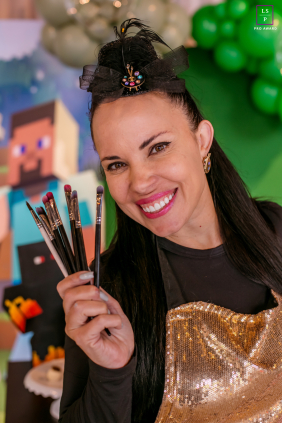 Artist Daiane Vasquez Applies Face Paint On Children At São José Parties Daiane Vasquez, an artist in São José dos Pinhais, applies artistic face paint on children at parties.