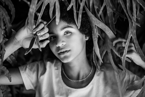 Retrato de adolescente mineiro em preto e branco durante esta sessão de estilo de vida no Brasil