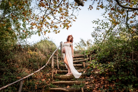 Maternity portrait in the Beaujolais region, with autumn colors 