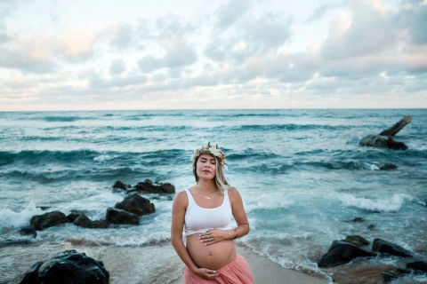 Imagem do retrato do estilo de vida criativo de Kauai na doce espera do bebê em Kauai, Havaí