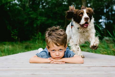 Fotografia artística do estilo de vida de Doubs de um menino e seu melhor amigo é um cachorro