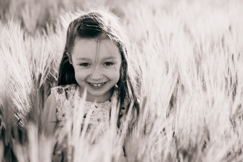 Cote-d'Or young girl poses for a lifestyle photo in the wheat fields in the sunshine