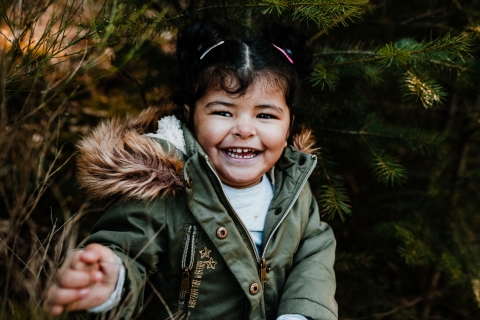 Jovem em Auvergne-Rhone-Alpes posando para um retrato do estilo de vida entre os abetos