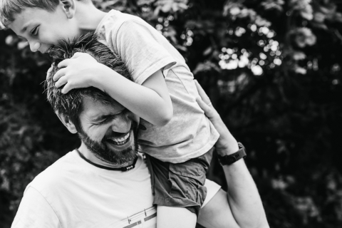 Família Doubs posando para um retrato do estilo de vida em BW para pai e filho