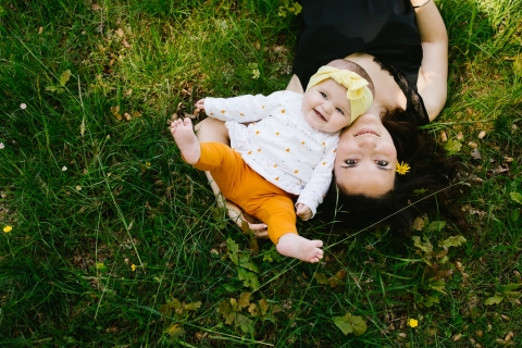 França Família posando para um retrato do estilo de vida na grama com a mãe