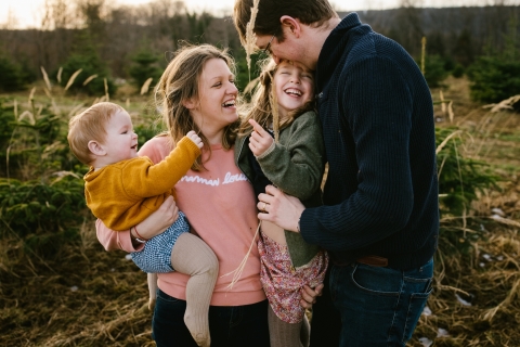 Família Doubs posando para um retrato do estilo de vida, mostrando como estar juntos ao ar livre sob o sol