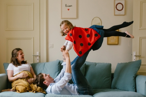 Família Doubs posando para um retrato do estilo de vida enquanto faz o super-homem joaninha com o papai