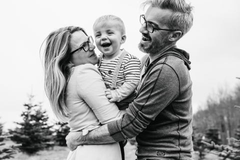 Família Doubs posando para um retrato do estilo de vida com algumas risadas ao ar livre de BW juntos