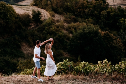 Esta é uma imagem do estilo de vida de um casal dançando ao pôr do sol na França
