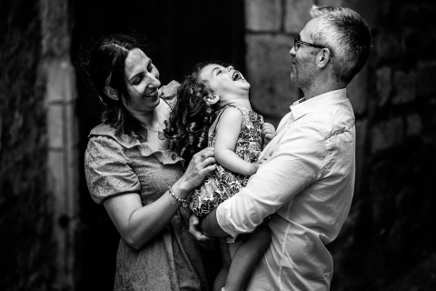 Uma sessão de fotos de estilo de vida Ardeche que capturou conexões familiares significativas para uma criança sorrindo com os pais