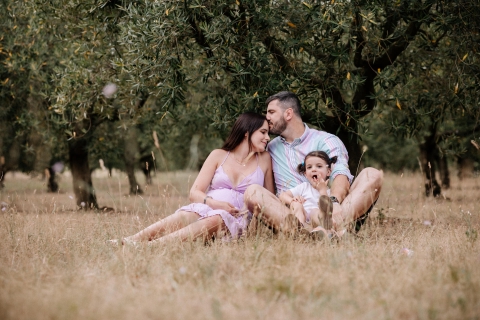 Um retrato da família Auvergne-Rhône-Alpes na grama sob as árvores do pomar