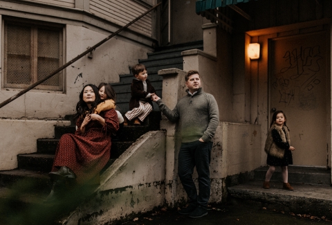 Este retrato de estilo de vida captura um casal urbano com seus três filhos tendo como pano de fundo a cena urbana de Portland, Oregon.