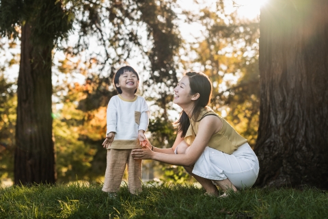 Este retrato cativante do estilo de vida captura um encontro emocionante entre mãe e filho, entre árvores altas e grama exuberante em Mountain View, Califórnia.