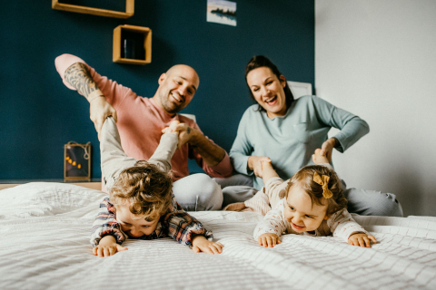 Uma imagem do estilo de vida foi capturada em Montpellier, mostrando um momento alegre e divertido para esta família enquanto eles riem e brincam juntos em casa, na cama.