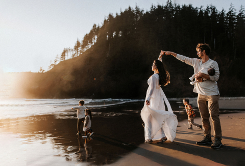 Diversão em família na praia: uma nova família de cinco pessoas aproveitando a Costa do Oregon com amor, risadas e muita areia e água.