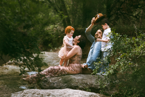 Uma família de quatro pessoas aproveita uma manhã juntos enquanto explora a paisagem rochosa perto do riacho em um dia escaldante em Austin.