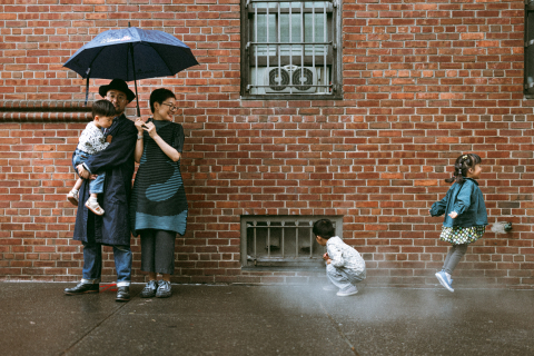 O clima da cidade e as ruas chuvosas criaram o cenário perfeito para este elegante retrato de família no West Village, completo com guarda-chuvas e vapor subindo.