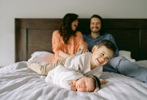 Nova vida, novo amor, novas memórias. Uma imagem sincera capturada no conforto do lar com uma família crescente.