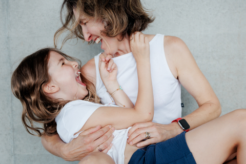 Mãe e filha compartilhando uma alegre sessão de retratos em Paris, radiantes de felicidade e amor.