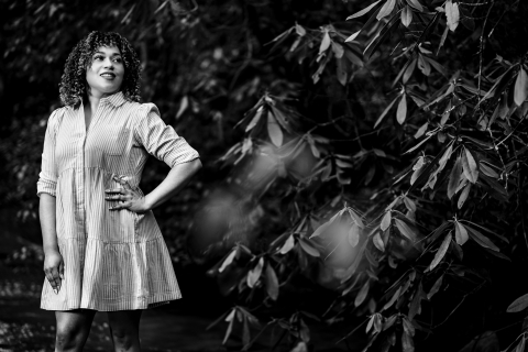 Um impressionante retrato em preto e branco de uma mulher sozinha em uma floresta do Tennessee, capturado com contraste e estilo ousados ​​em Pigeon Forge.