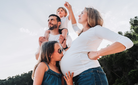 Em Ansé Mejan, Toulon, Var, França, uma cena familiar serena se desenrola enquanto uma mãe grávida está com seu marido e dois filhos
