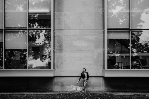 Em um dia chuvoso em Boston, Massachusetts, a grandiosa arquitetura industrial de pedra e vidro da cidade é capturada em um retrato em preto e branco. A imagem destaca o contraste dramático e a elegância atemporal da paisagem urbana.