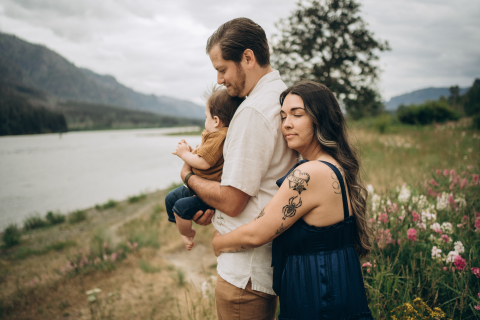 Em Washington, EUA, uma linda família está junta às margens do rio, no desfiladeiro, apreciando a paisagem cênica.