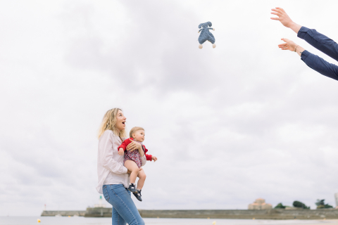 Em Les Sables d'Olonne, França, pais aproveitam a brincadeira com os filhos durante uma sessão de fotos de estilo de vida em família.