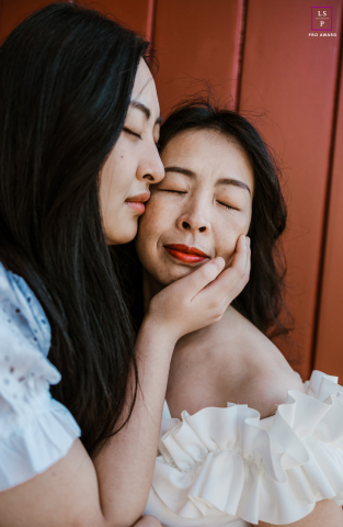 Conexão sincera: abraço de mãe e filha capturado em Fremont, Califórnia Retrato de estilo de vida Neste retrato de estilo de vida feito por um fotógrafo em Fremont, Califórnia, sinta a conexão sincera entre mãe e filha em um abraço memorável.