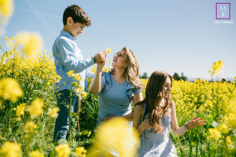 Mãe e filhos se deleitam com a beleza das flores silvestres de Livermore Em Livermore, Califórnia, mãe, filha e filho aproveitam um momento especial em um campo de flores silvestres, aproveitando a beleza da primavera.