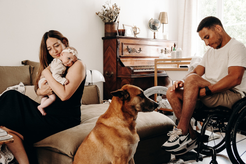 Um adorado cão da família Indre, esperando pacientemente por carinhos. Capturado por um fotógrafo de estilo de vida.