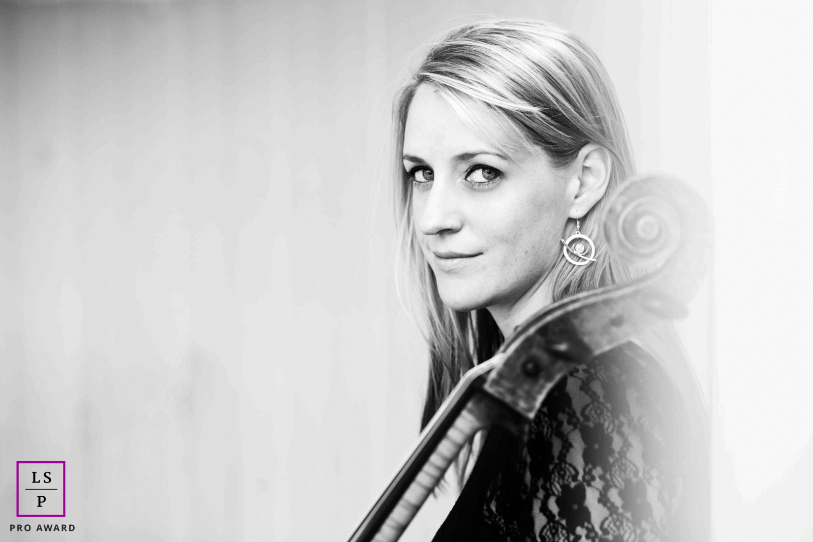 Uma sessão de fotografia de estilo de vida de marca comercial foi realizada em Londres, Inglaterra, apresentando uma senhora com um pergaminho de violoncelo em um retrato em preto e branco com um fundo minimalista