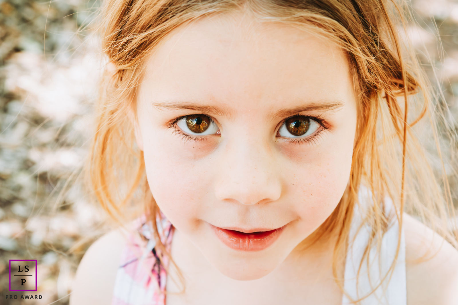 Em La Londe-les-Maures, Var, França, um retrato captura a inocência cativante de uma menina, seus olhos brilhantes e curiosos