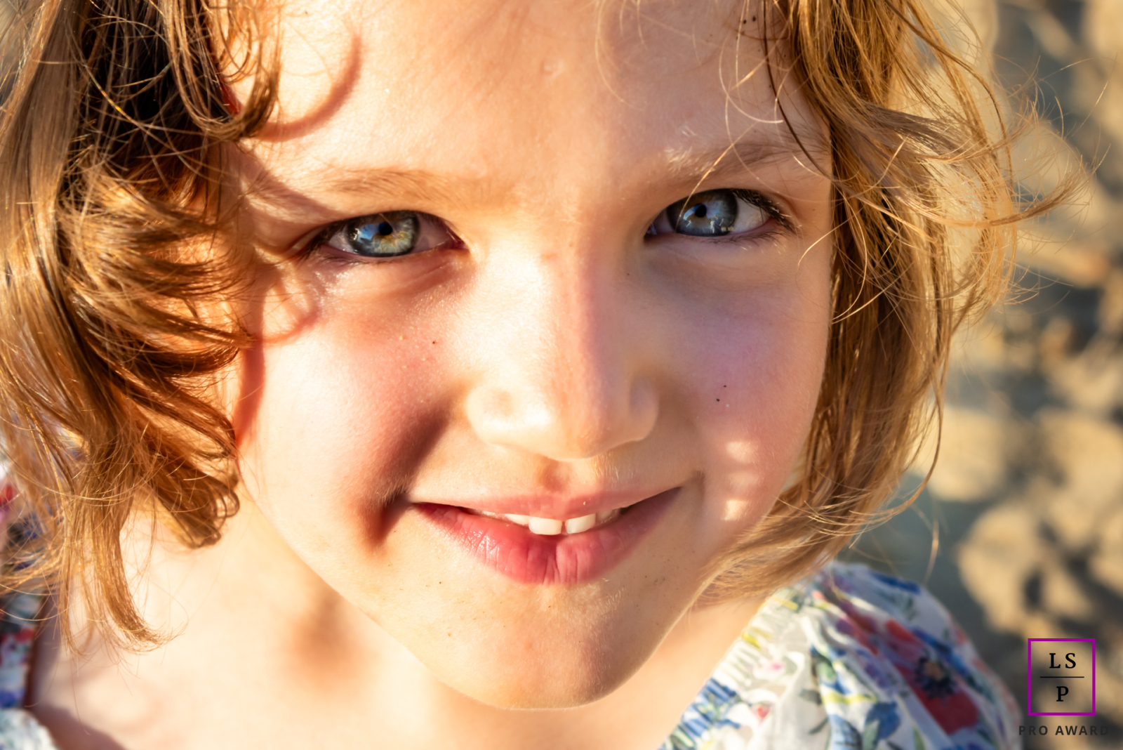 Na Plage de la Madrague, na Presqu'île de Giens, Var, França, um retrato em close captura a expressão doce de uma menina