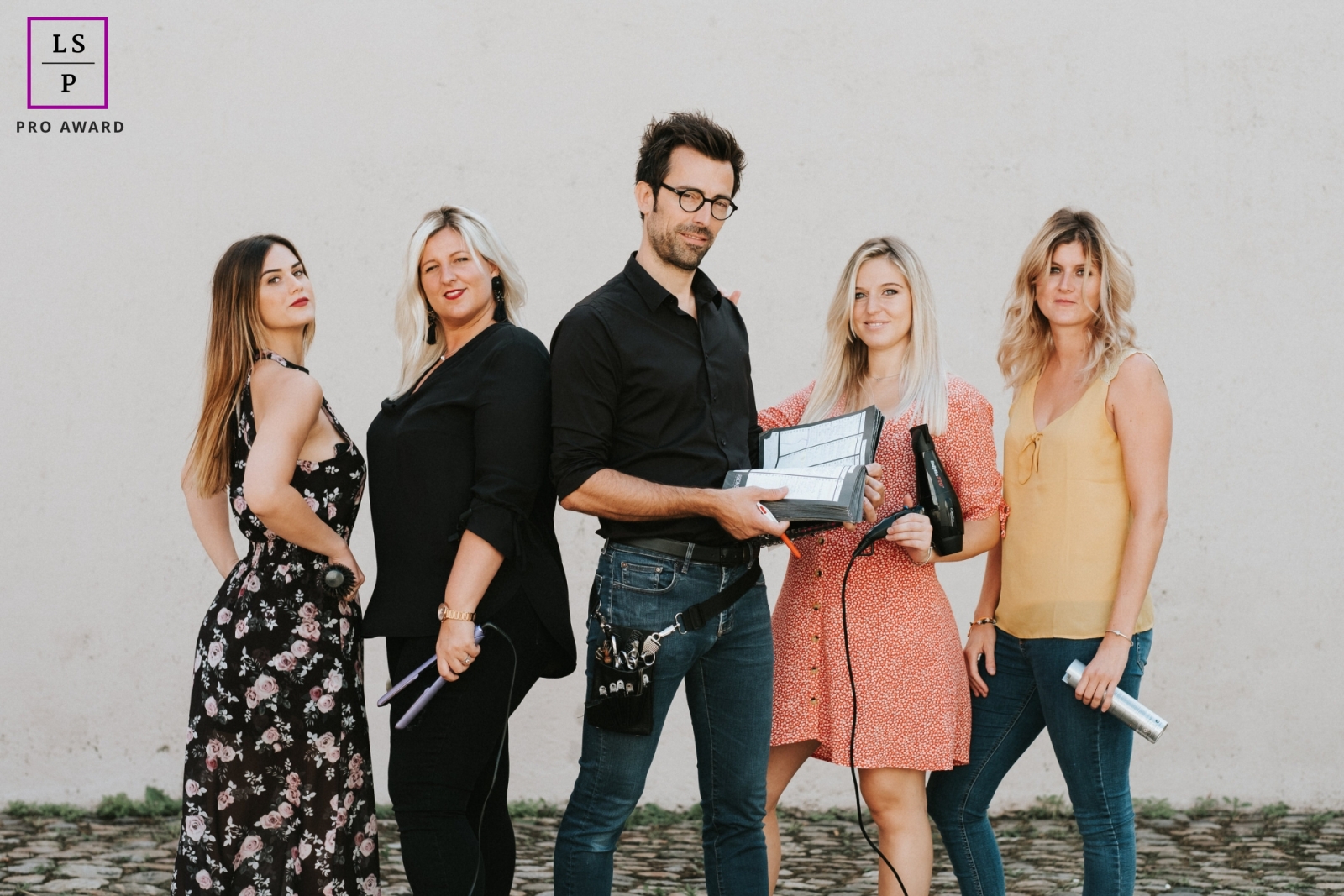 Uma sessão de fotografia de estilo de vida de marca de negócios foi realizada na Alsace Mulhouse, capturando um retrato de grupo dos estilistas da equipe Régis