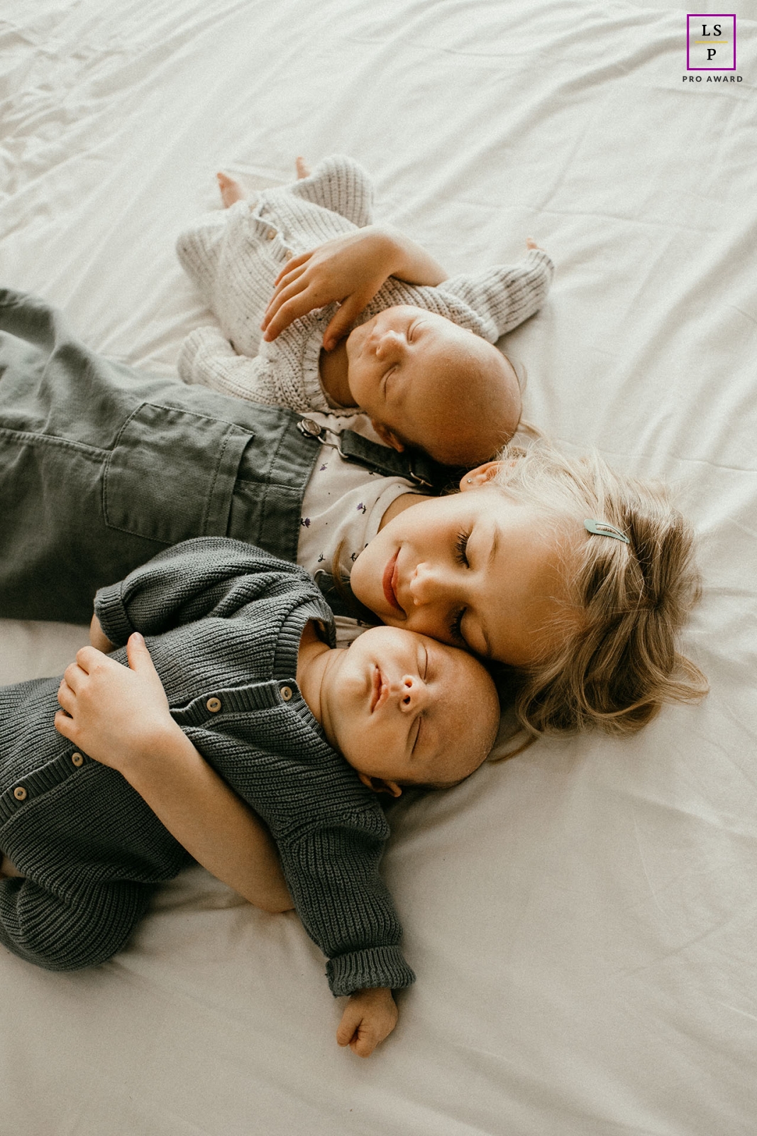 The complete siblings with the older sister and the twins in Mauguio, France, captured in a lifestyle portrait