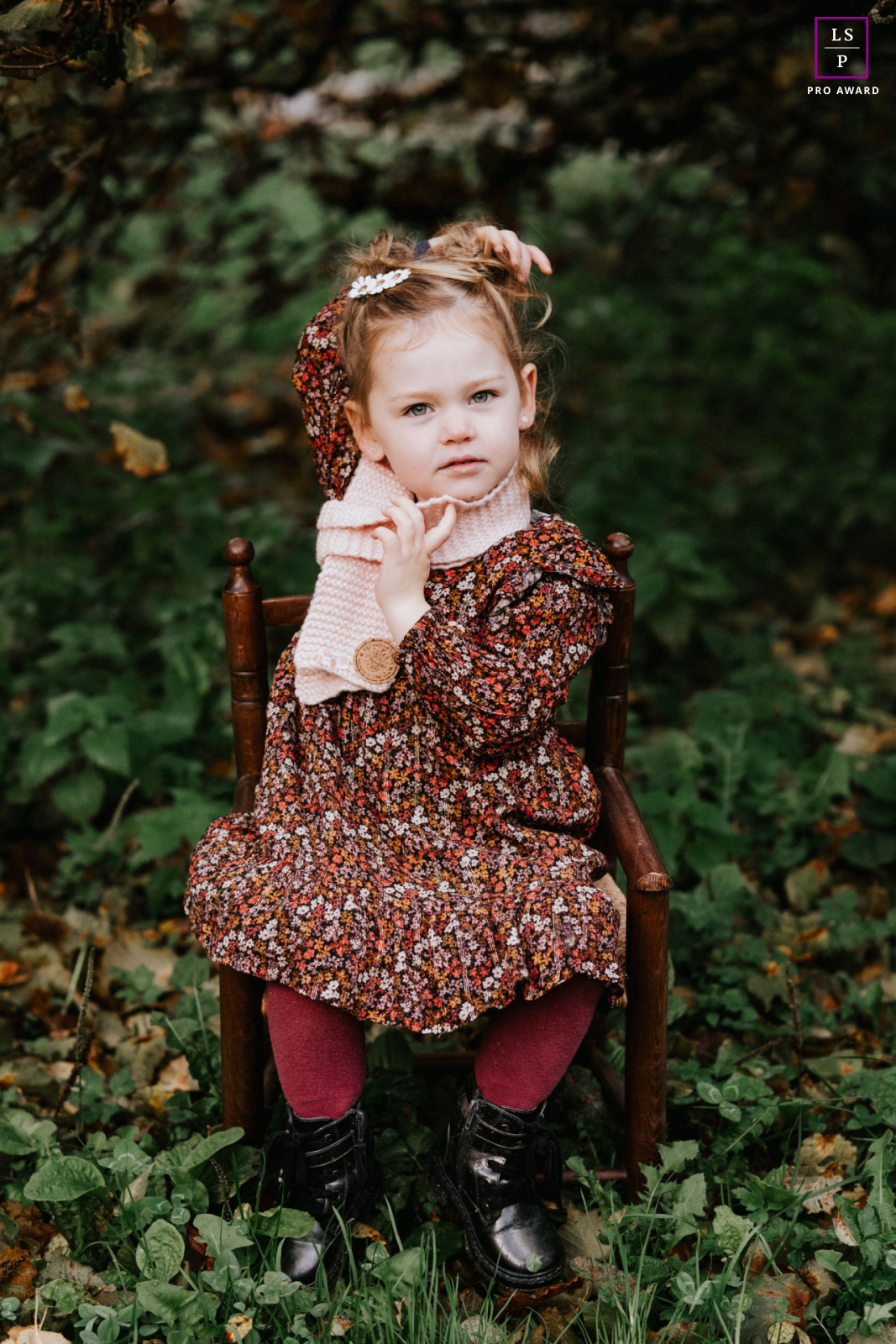 Em Evian, uma garota posa e olha pensativa para a câmera, cercada por um cenário tranquilo.
