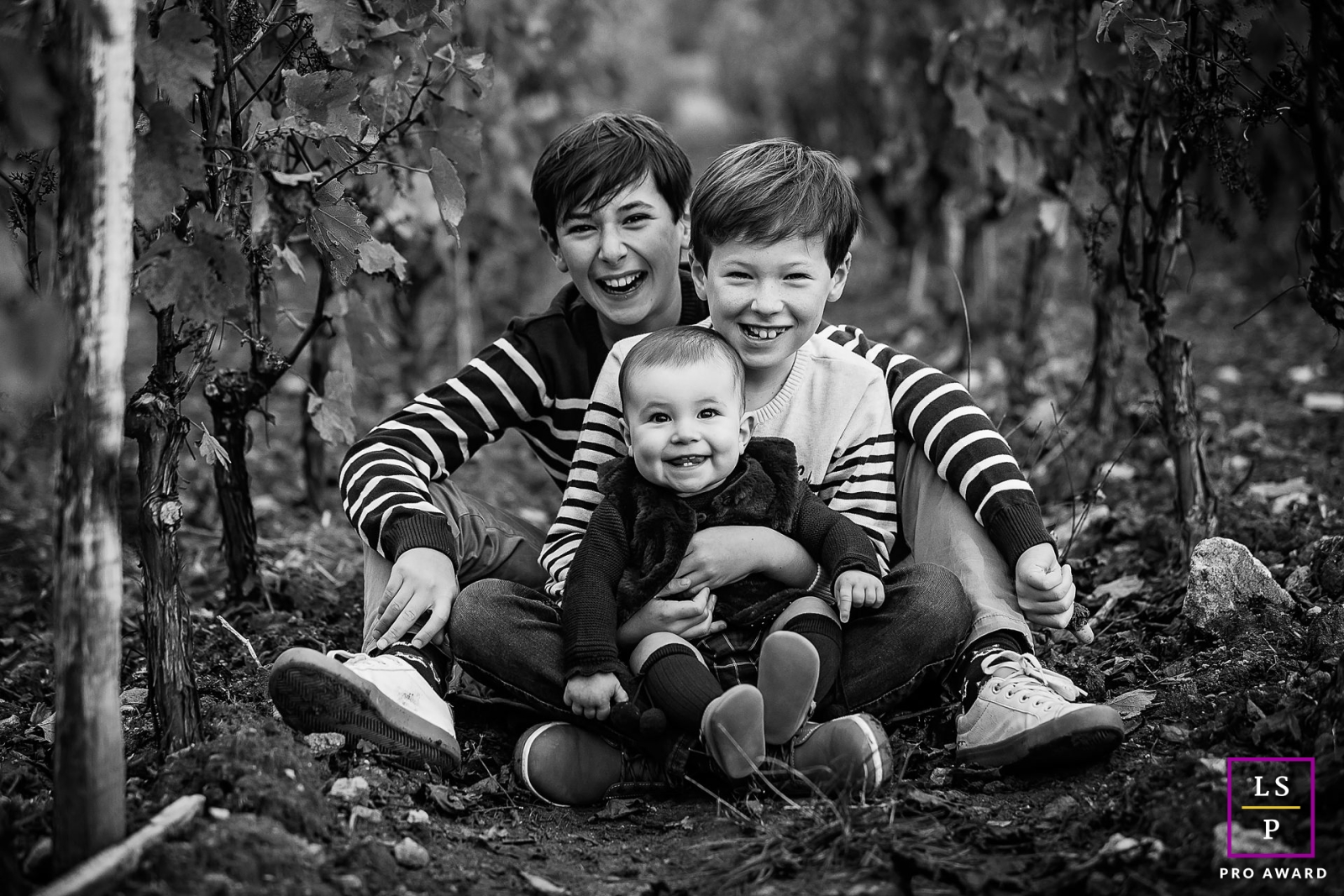 Fotografia artística de família em Borgonha-Franche-Comte com dois meninos e uma mãe