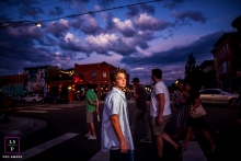 menino adolescente atravessa a rua durante a hora azul durante uma sessão de fotos de estilo de vida adolescente