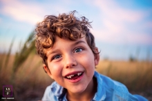 Menino de 5 anos olha para a câmera | Boulder, Colorado fotógrafo de estilo de vida