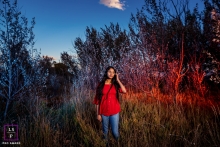 Menina adolescente de Boulder, Colorado na frente da folhagem colorida durante a sessão sênior