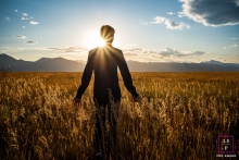 Um aluno do último ano do ensino médio de Boulder posa sob a luz dourada em frente às montanhas rochosas durante uma sessão de fotos de estilo de vida no Colorado