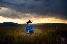 Esta é uma foto do estilo de vida de um jovem cowboy de chapéu em um campo de grama em Boulder, Colorado
