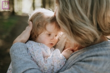 Serene Forest Embrace : un moment mère-fille réconfortant dans l’Oise, France Dans une forêt sereine de l’Oise, en France, un moment de tendresse est capturé : une mère et sa fille s’étreignent, se prélassant sous les chauds rayons du soleil traversant la canopée luxuriante des arbres.