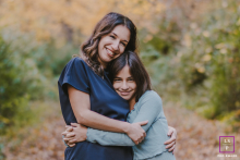 Um retrato emocionante do estilo de vida de Nova Jersey, capturando uma mãe e filha compartilhando um abraço amoroso com o cenário pitoresco de Bergen, NJ, refletindo seu forte vínculo e afeição.