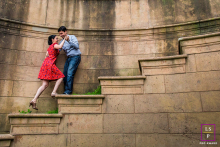 Passos Elegantes, Amor Atemporal: Um Retrato de São Francisco Em São Francisco, Califórnia, um casal sobe juntos os degraus de pedra do Velho Mundo. O cenário atemporal e texturizado destaca a conexão entre eles neste elegante retrato ao ar livre.