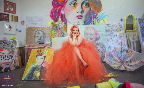 Artista do HollyWorld Studios exibe estilo com tema laranja em sessão fotográfica cativante de estúdio em Nova Jersey para sessão de branding de estilo de vida Uma artista vibrante do HollyWorld Studios adota seu estilo com tema laranja enquanto posa com confiança em seu estúdio em Nova Jersey durante uma sessão de branding de negócios de estilo de vida.