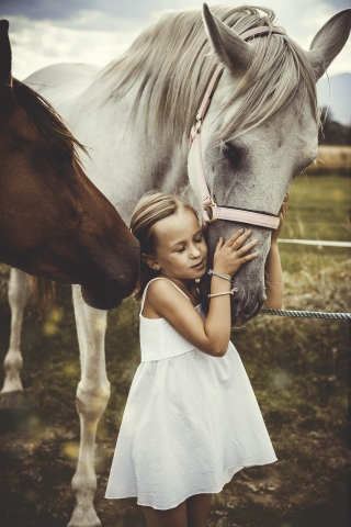 Portraits de filles à Barcelone Espagne | La session de photographie de style de vie contient: enfant, chevaux, câlin, extérieur