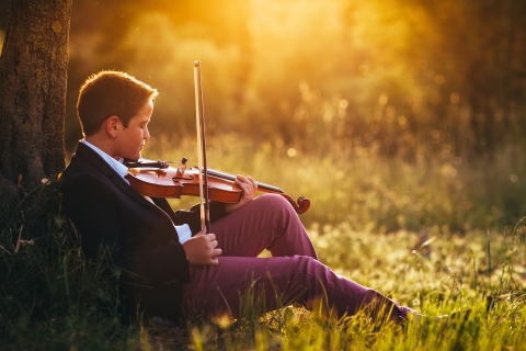 Portraits de garçon à Barcelone Espagne | La session de photographie de style de vie contient: jeune homme, herbe, arbre, violon, lumière du soleil